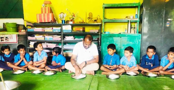 कलेक्टर ने किया स्कूली बच्चों के साथ मध्यान्ह भोजन