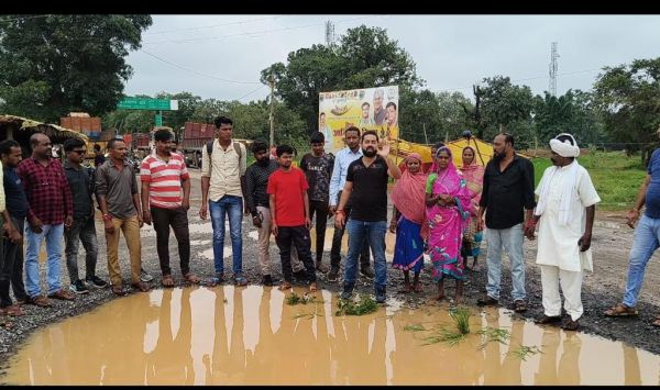 सडक़ जर्जर, गड्ढे ही गड्ढे, भाजपाइयों ने किया पौधारोपण
