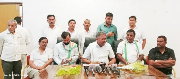 यात्री ट्रेनों को रद्द किया जाना मोदी सरकार  की साजिश - शैलेश नितिन त्रिवेदी
