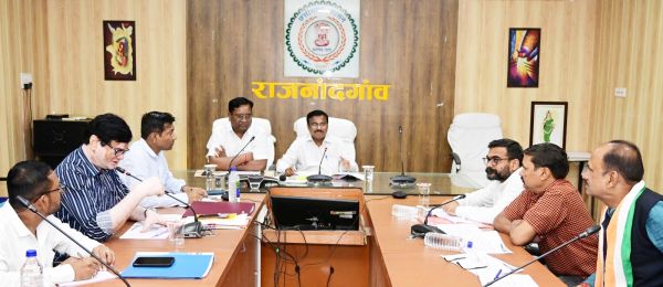 संभागायुक्त कांवरे ने ली राजनीतिक दलों की बैठक