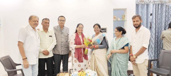 महापौर ने दी आस्था को डीएसपी बनने की बधाई