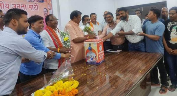 बलरामपुर पहुंचे घोषणा पत्र समिति के संयोजक विजय बघेल