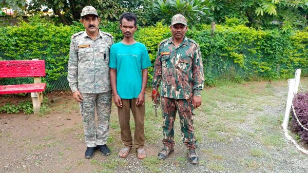 स्कूल में चोरी का आरोपी गिरफ्तार, समान बरामद