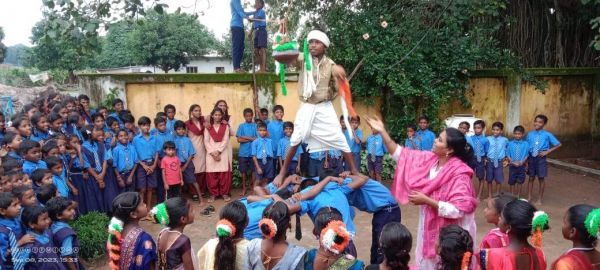 प्राथमिक शाला में मटकी फोड़ कार्यक्रम 