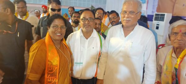 जिला भाजपा अध्यक्ष के करीबी पूर्व पार्षद ने थामा कांग्रेस का दामन