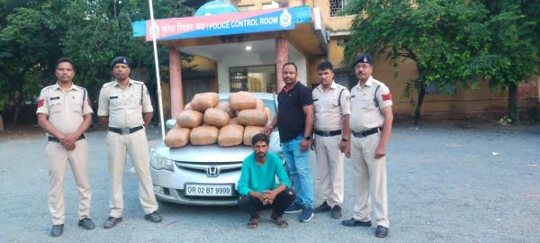 कार से गांजा तस्करी करते आरोपी पकड़ाया, 105 किलो गांजा जब्त  