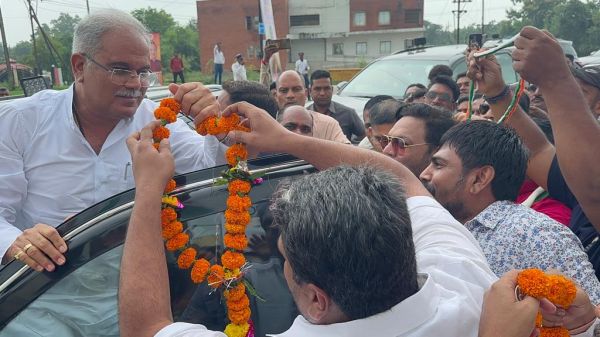 युवा आयोग अध्यक्ष मुदलियार की अगुवाई में कांग्रेसियों ने सीएम का किया भव्य स्वागत