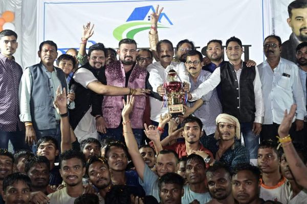 कमला कॉलेज चौक के दही लूट  में उमड़ा जनसैलाब
