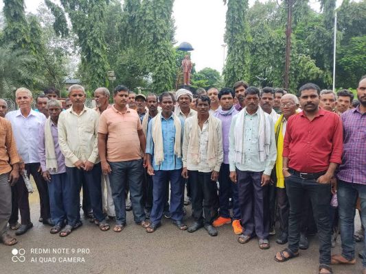 क्षतिपूर्ति बीमा राशि दिलाने की मांग, किसानों ने सौंपा ज्ञापन