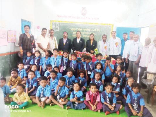 प्राथमिक शाला में शिक्षकों का सम्मान