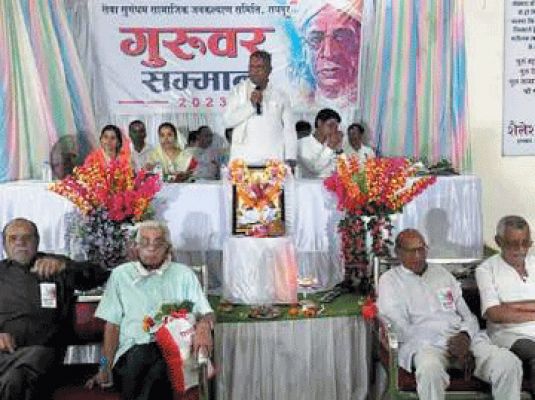 सेवानिवृत्त शिक्षकों का सम्मान