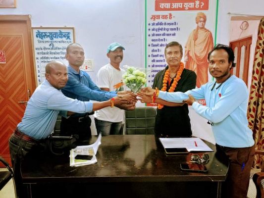पद्मश्री  अजय मंडावी से सौजन्य भेंट 