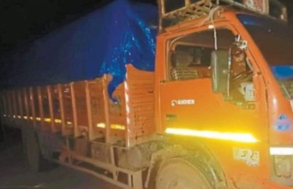 हथियार के दम पर मवेशियों  से भरे वाहन समेत हुए फरार