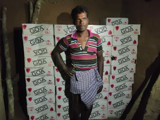 घर से अंग्रेजी शराब का जखीरा बरामद