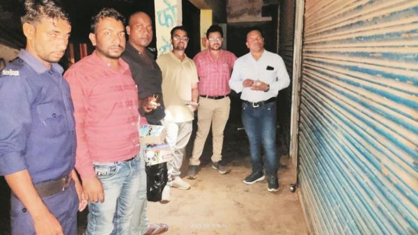 अधिक राशि लेने की शिकायत, लोक सेवा केंद्र की 2 दुकानें सील