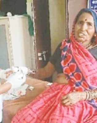 2 साल के पोते को बचाने महिला पागल कुत्ते से भिड़ीं 