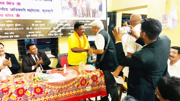 मिंज ने माता-पिता की लाइब्रेरी बार एसोसिएशन को दान की