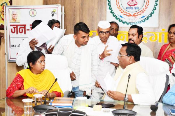 जनचौपाल में अवैध कब्जा हटाने, बटांकन, सीमांकन, पट्टा प्रदान करने पहुंचा आवेदन