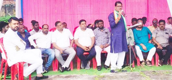 ट्रेनों को रद्द किए जाने, निजीकरण के विरोध में कांग्रेस का धरना