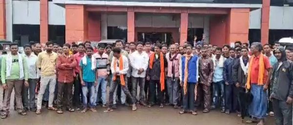 सामुदायिक वन अधिकार पट्टे की मांग,  सैकड़ों ग्रामीण पहुंचे कलेक्टोरेट