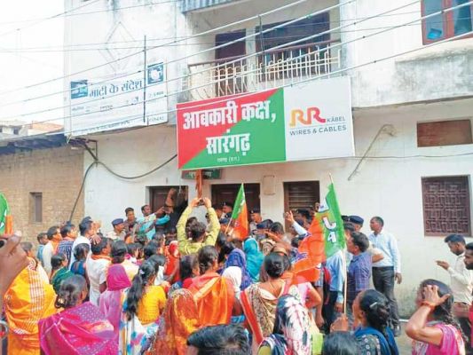 आबकारी दफ्तर में भाजपा महिला मोर्चा की तालाबंदी