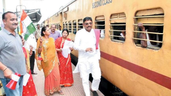 ट्रेन रद्द करने व स्टॉपेज नहीं देने पर कांग्रेस का प्रदर्शन