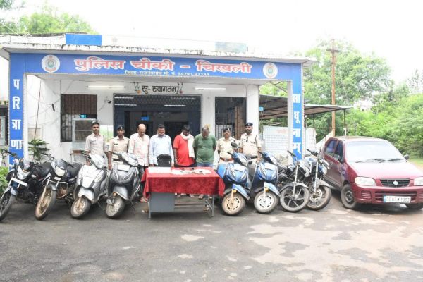 खार में जुआ खेलने वाले 4 जुआरी पकड़ाए