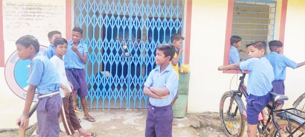 नशेड़ी शिक्षक नहीं हटे तो ग्रामीणों ने स्कूल में जड़ा ताला