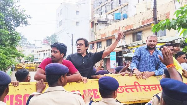 रेल की दुर्दशा पर कांग्रेस  का पटरी पर प्रदर्शन