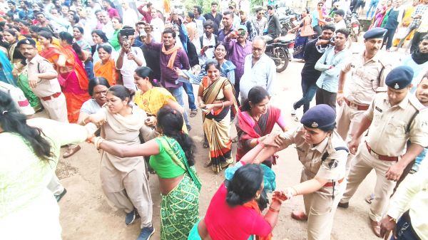 महिला मोर्चा का आबकारी अमले के कंट्रोल रूम में धावा
