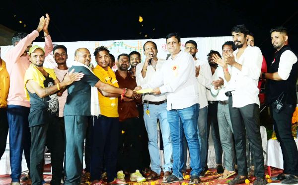 बसंतपुर चौक के दही लूट में एसटी हॉस्टल ने फोड़ी मटकी