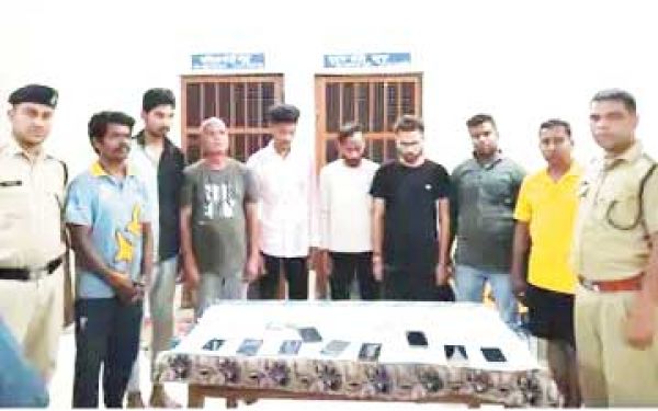 जुआ खेलते मकान मालिक सहित 9 पकड़ाए