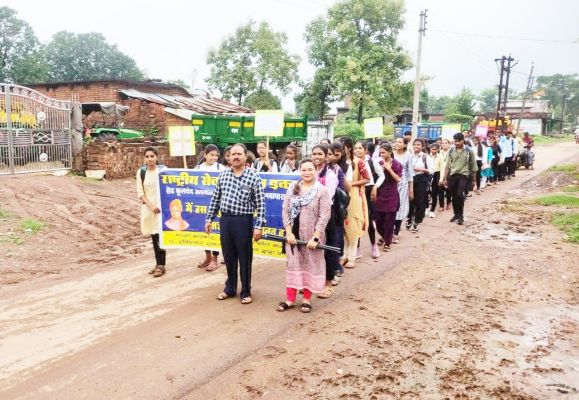 हिंदी दिवस : अक्षर ज्ञान पर जागरूकता अभियान,  स्वयंसेवकों ने निकाली रैली