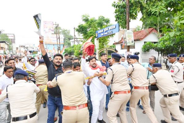 पीएम मोदी को काला झंडा दिखाने निकले युकांई शहर में ही गिरफ्तार