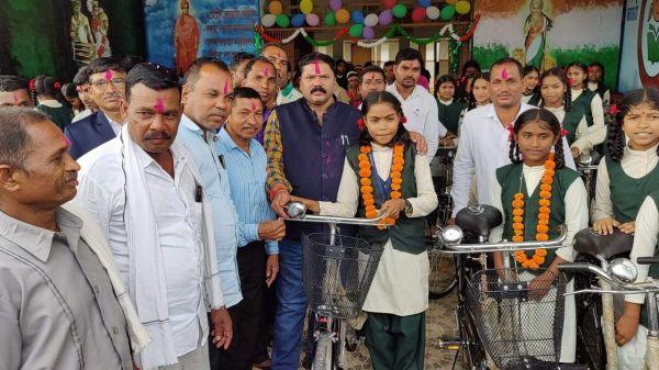 विधायक ने 35 छात्राओं को दी सायकल