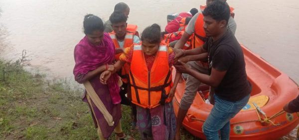 गर्भवती को सुरक्षित नदी पार करवा जवानों ने अस्पताल पहुंचाया