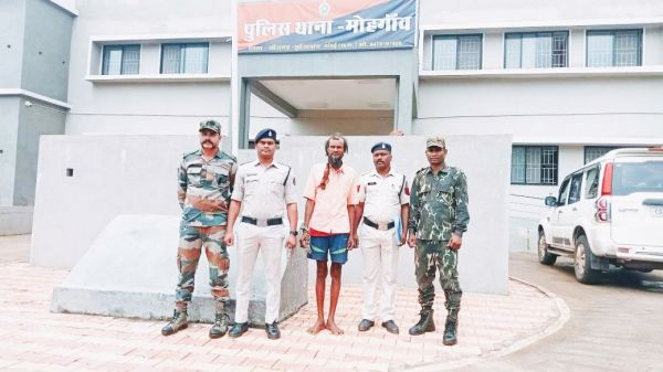 गांव में बसाने के एवज में पैसा न देने पर हंसिए से ग्रामीण की हत्या