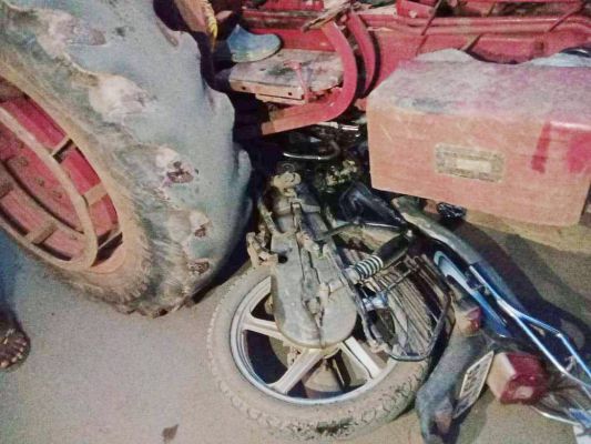 ट्रैक्टर-बाइक में भिड़ंत, एक की मौत, एक गंभीर