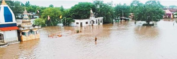 लगातार बारिश, घरों में घुसा पानी, खेत लबालब