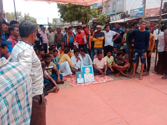 सडक़ हादसे में गुजरे ग्रामीण और गांधी की तस्वीर संग ग्रामीणों ने किया चक्काजाम