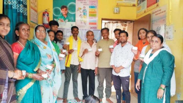 उप स्वास्थ्य केंद्र छिपली में आयुष्मान कार्ड का वितरण