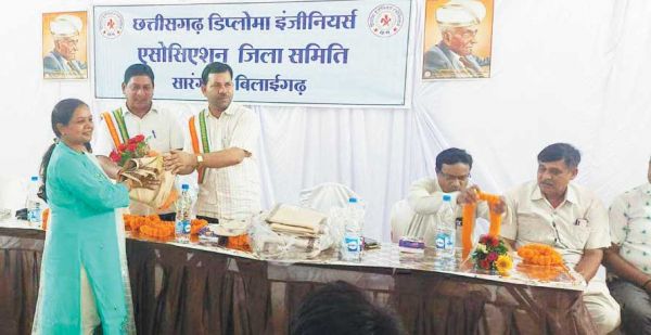 इंजीनियरों का शॉल-श्रीफल से सम्मान