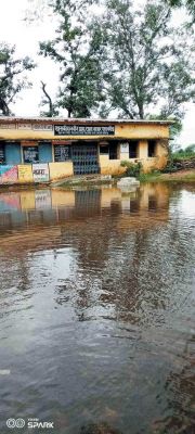 चरौदा के स्कूल परिसर में भरा पानी, स्कूली बच्चे परेशान