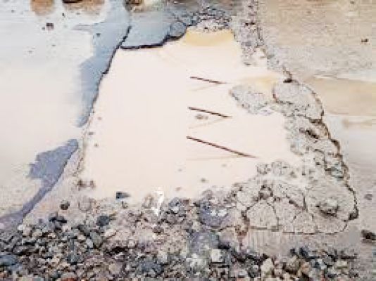 सिमगा-बलौदाबाजार मार्ग में बढ़ रहे गड्ढे, नहीं हो रही मरम्मत 