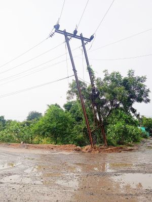विद्युत पोल दुर्घटनाग्रस्त होकर झुका, दुर्घटना की आशंका 