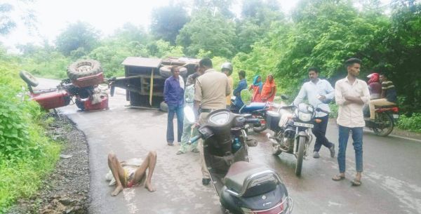 सीमेंट व सरिया लोड  ट्रैक्टर-ट्रॉली पलटी