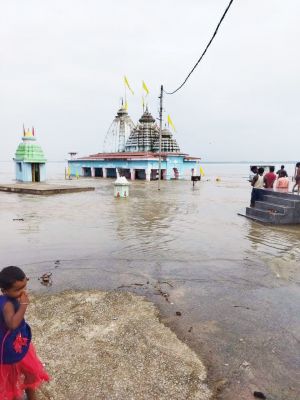 लगातार हो रही बारिश से महानदी का जल स्तर बढ़ा
