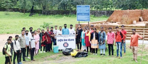 रासेयो के स्वयंसेवकों ने गांव में लगाया स्वच्छता पखवाड़ा