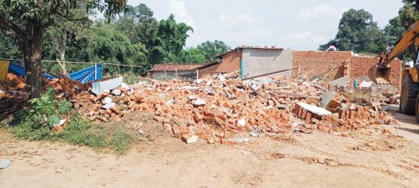 सरकारी जमीन पर अवैध मकान, चला बुलडोजर