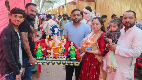 जयकारे के बीच गणेश प्रतिमाएं स्थापित